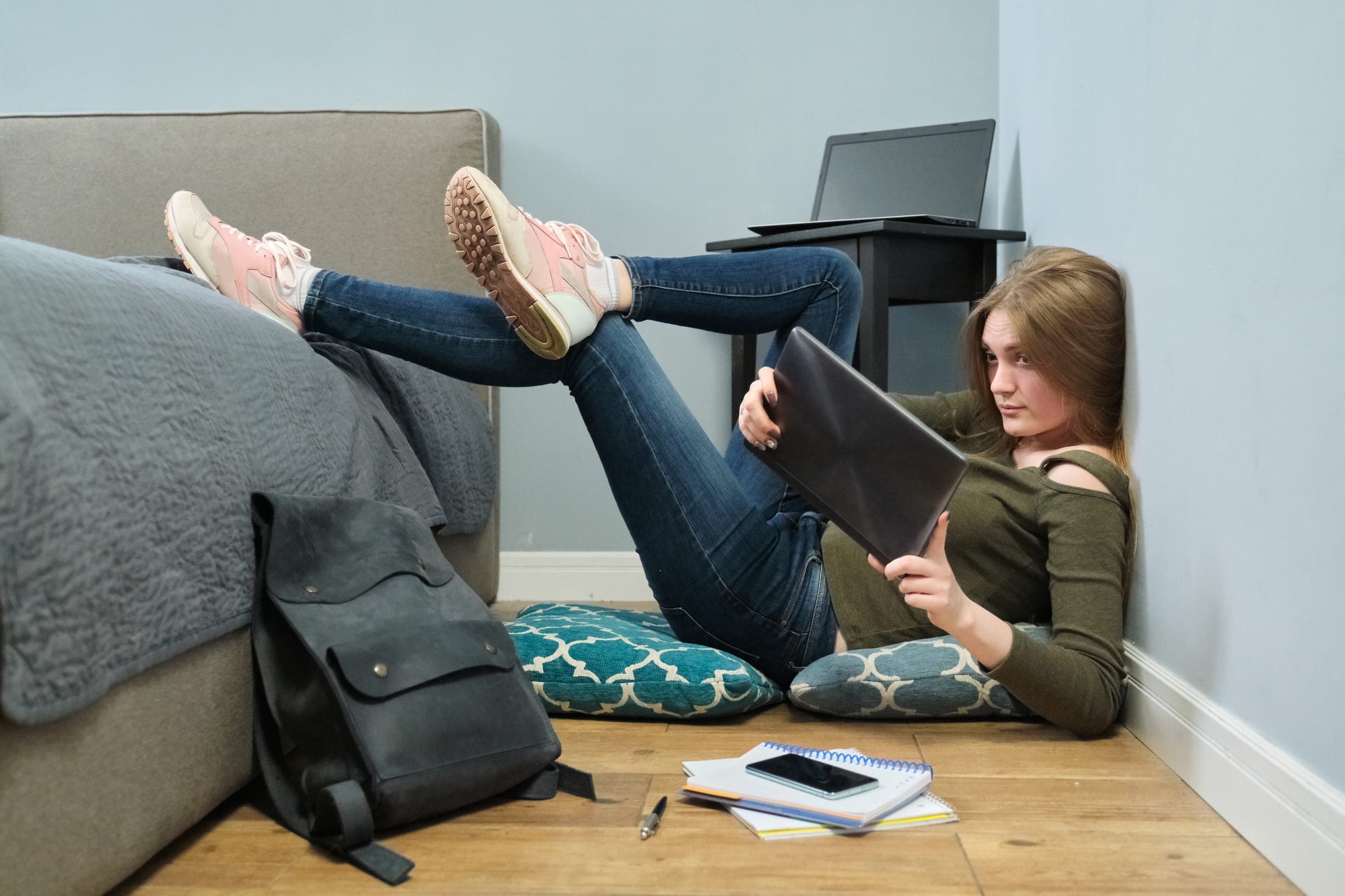 Studentin liest entspannt mit ihrem Laptop