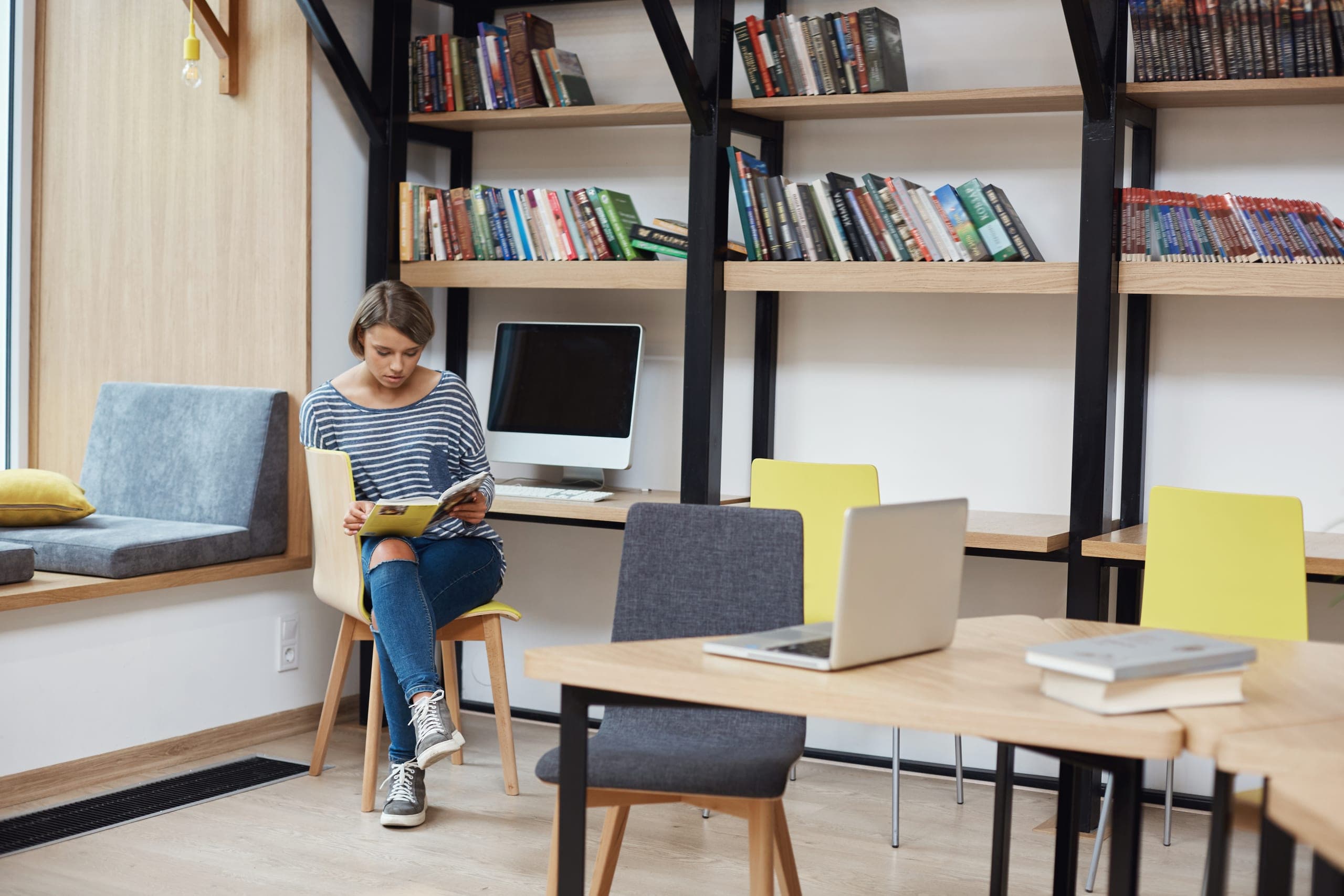 Studentin liest in einem WIST-Gemeinschaftsraum